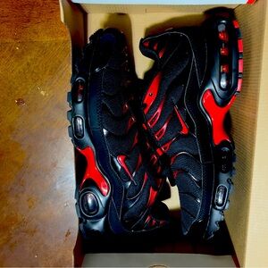 Black and Red Tn air max plus Sneakers